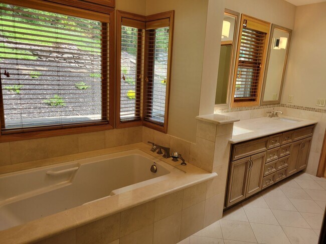 Building Photo - Incredible Reliez Valley Home