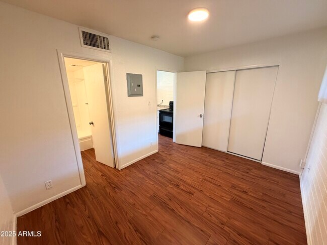 Building Photo - 6802 W Glendale Ave