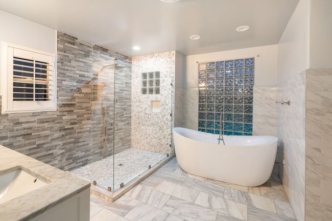 Building Photo - Large 5 Bedroom 4 bathroom Home