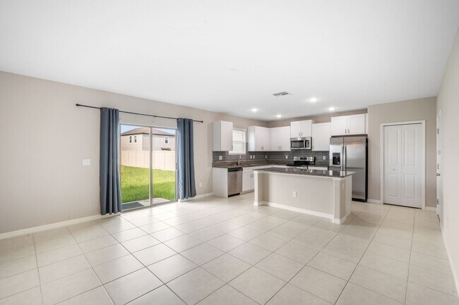 Building Photo - Newer Construction Rental with Open Layout...