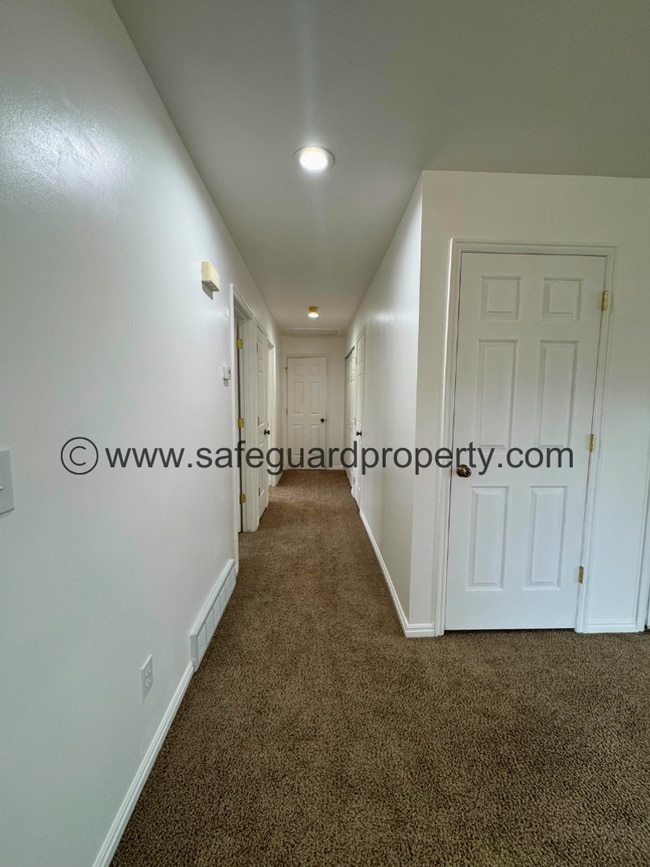 Building Photo - Cozy 2-Bedroom Home