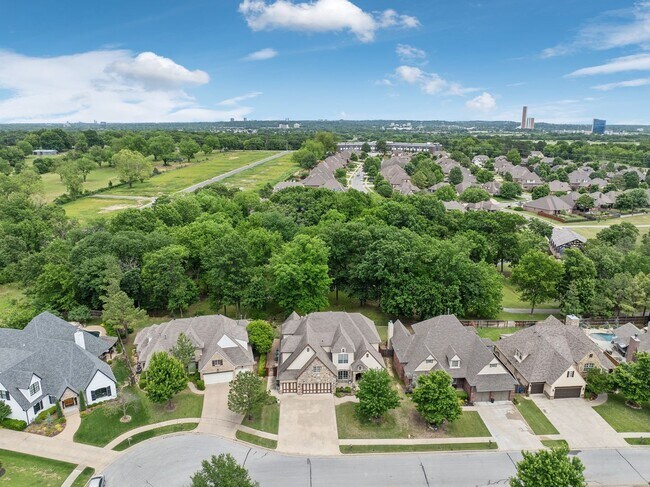 Building Photo - Stunning 5 bedroom 4.5 bath in Stonebrooke Glenn