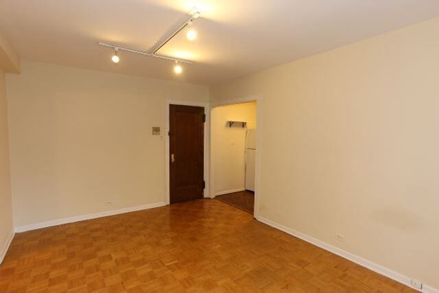 Building Photo - 629 W Belmont Ave