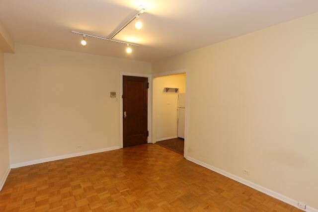 Building Photo - 742 W Belmont Ave
