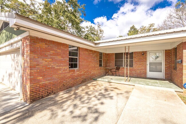 Building Photo - Home for Rent on the Bayou