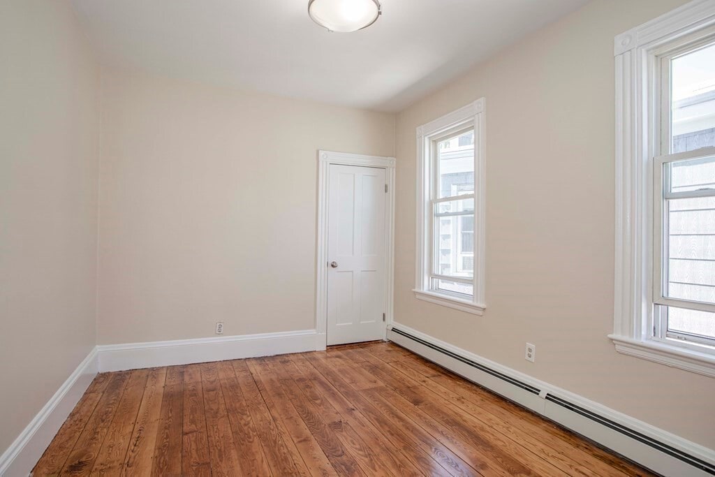 Building Photo - 885 E 4th St