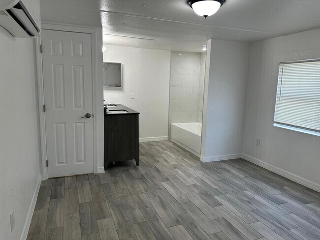 Building Photo - 3061 Crystal Hills Dr