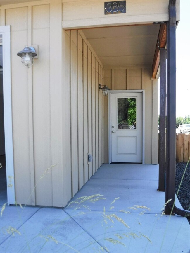 Building Photo - Chic artist-style lofts home with 3 bed 2.5 bath near Boise Greenbelt.