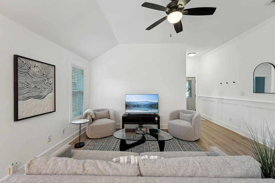 Building Photo - Room in House on Rosewood Ct