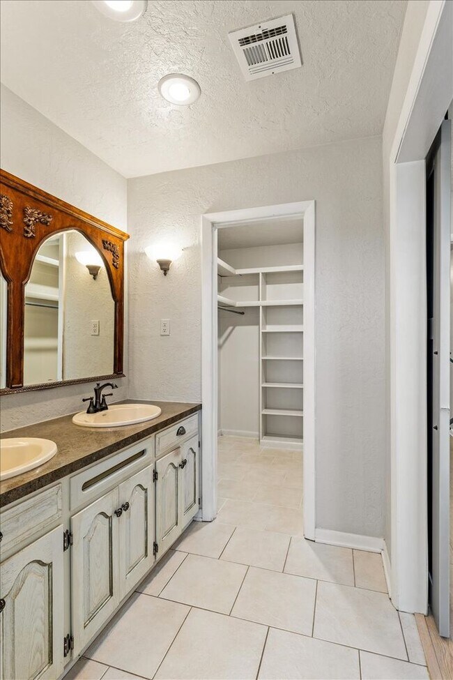Building Photo - 7522 NW Stonegate Dr