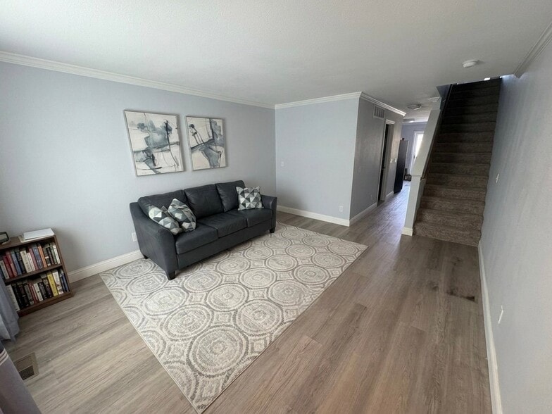 Building Photo - 2076 Oakcrest Cir