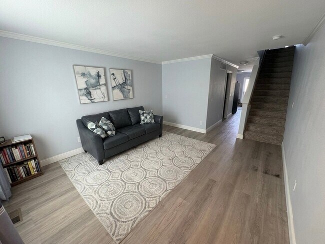 Building Photo - 2076 Oakcrest Cir