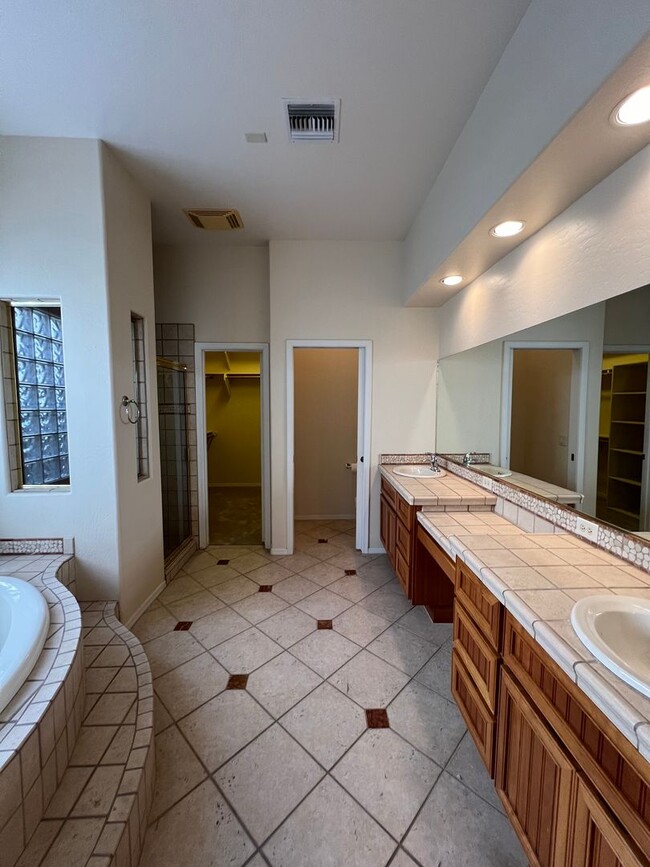 Building Photo - 3 BEDROOM IN LA QUINTA!