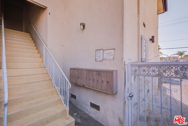 Building Photo - 305 E Plymouth St