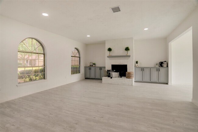 Building Photo - 7926 Windy Creek Dr