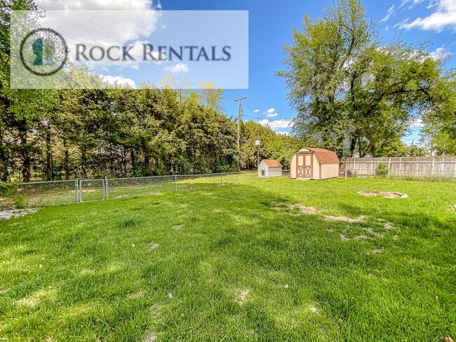 Building Photo - 3 Bed 1.5 Bath House in Convenient Location