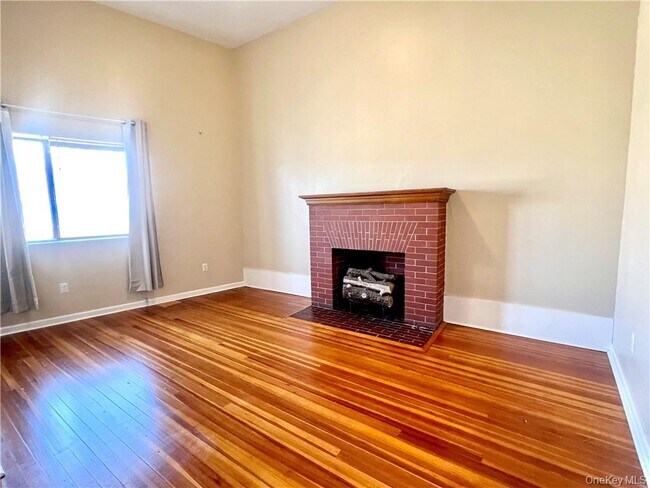 Building Photo - 4 E Main St