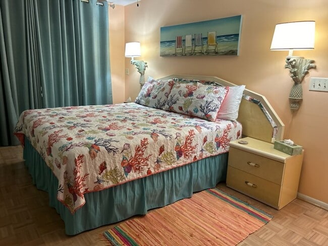 Building Photo - GREAT PRICE!  2BR/1.5 BATH - 2 month minimum rental