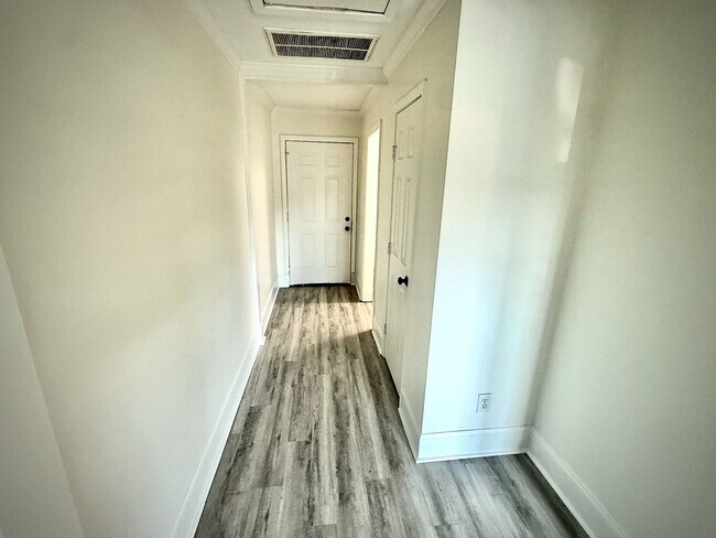 Building Photo - 102 Channel Ln