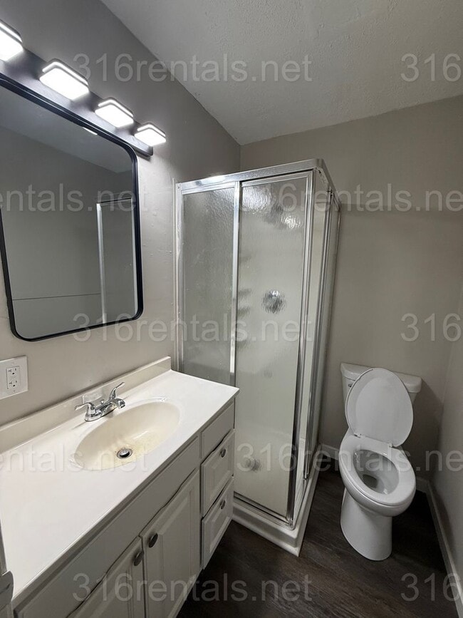Building Photo - $1345 - 4 bedroom / 2 bathroom - Beautiful...