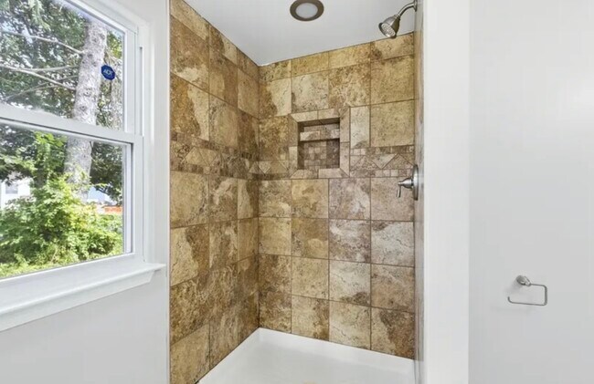 Building Photo - Rolling Rd