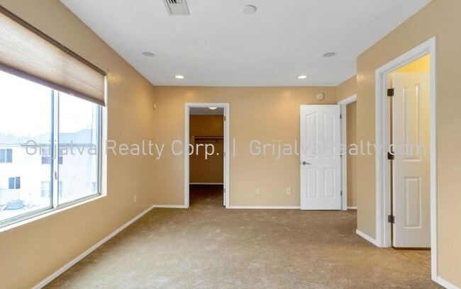 Building Photo - Beautiful 3 Bedroom 3 Bath House in Drexel...