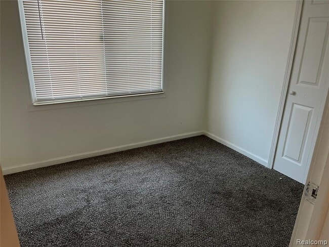 Building Photo - 5868 N Linville St