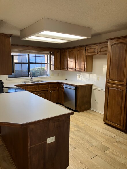 Building Photo - 5620 S 98th St