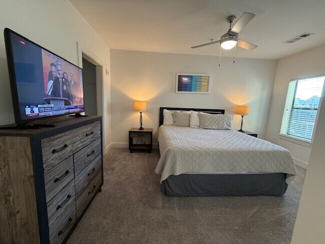 Building Photo - 455 Legends Pl