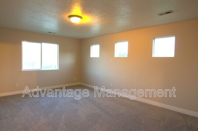 Building Photo - 4044 S Lake Vista Dr