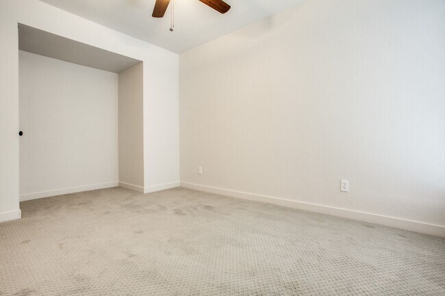 Building Photo - Creekside Condominumums Unit 33