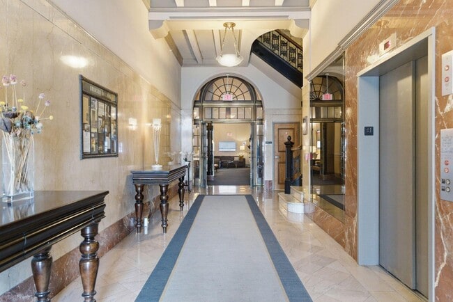 Building Photo - 145 N High St