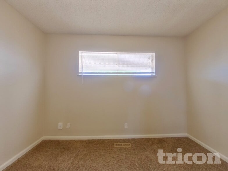 Building Photo - 1001 Akard Dr