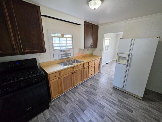 Building Photo - 2 BR