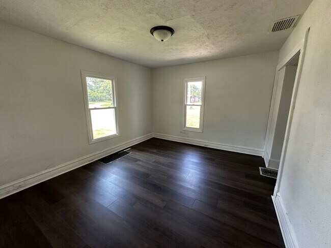 Building Photo - 723 W Shirland Ave