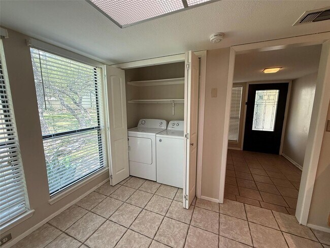 Building Photo - 17 Casa Verde St