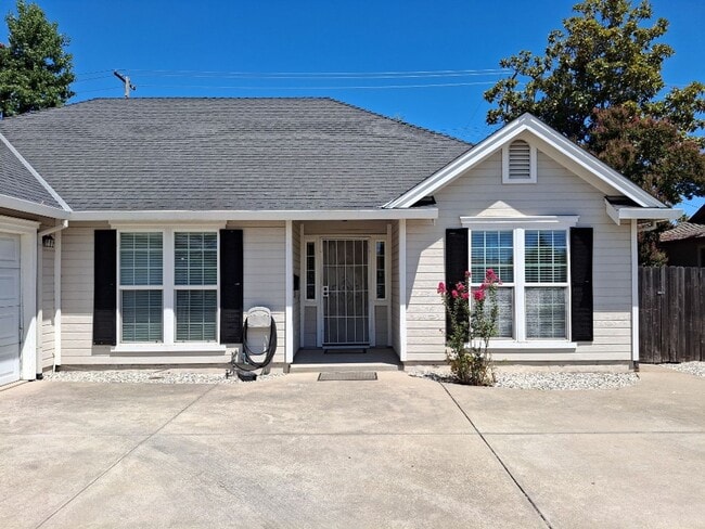 Building Photo - Central Roseville Single Story, 3 Bedroom, 2 Bath, 2 Car Garage Close to schools & Shopping