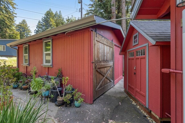 Building Photo - Boulder Creek Sanctuary! 50% off 1st months rent!