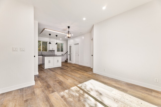 Building Photo - 5702 Vanalden Ave