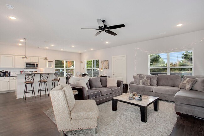 Building Photo - *$500 GIFT CARD With 12 Month Lease* Whith...