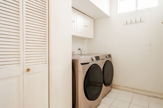 Building Photo - 2030 S Bentley Ave