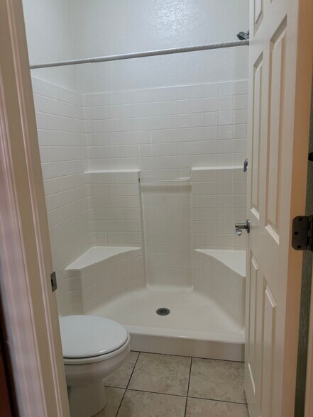 master bath - 2462 Thunder Mountain Dr