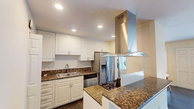 Building Photo - Beautiful Townhome, with AC, in Costa Mesa