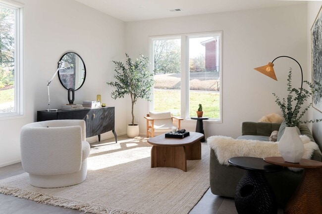 Building Photo - Great contempory home close to the heart o...