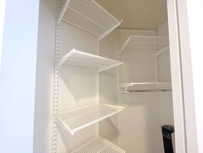 Building Photo - Twin Peaks: Remodeled Condo with Garage Pa...