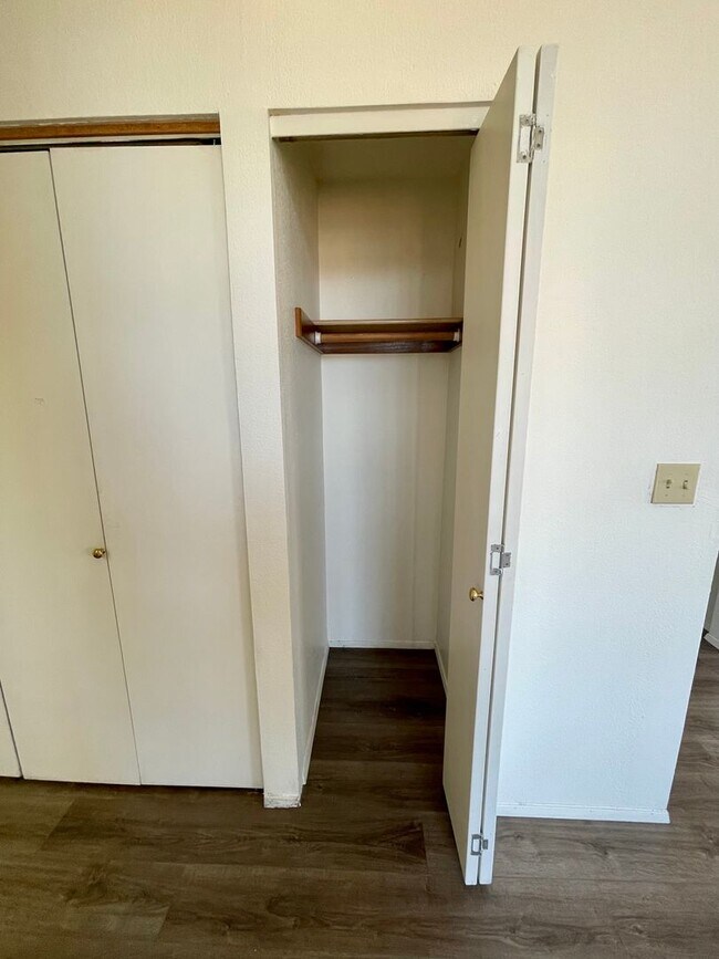 Building Photo - Adorable Top Unit Located in Ferndale