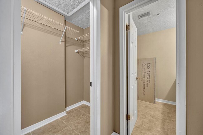 Building Photo - Oviedo Condo One-bedroom Available UTILITIES included.