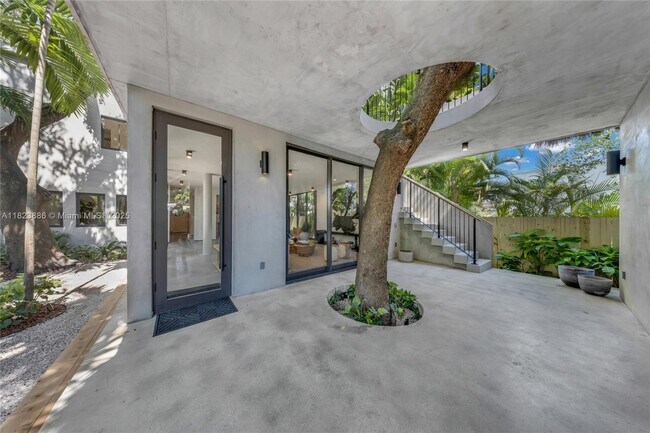 Building Photo - 1000 NW 9th Ct