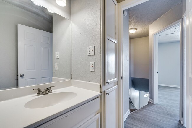 Building Photo - Broken Spoke - SOLA Townhome - 2BD - 1BA -...