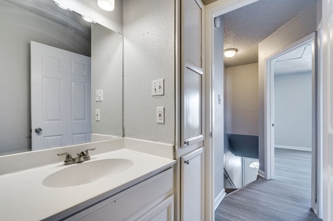 Building Photo - Broker Spoke - South Lamar - Affordable 2/...